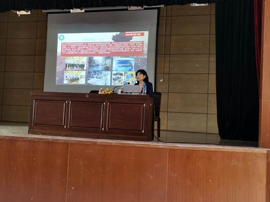 说明: 商店的玻璃门描述已自动生成