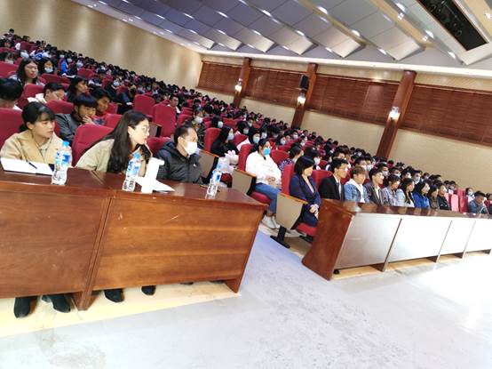 说明: 图片包含 室内, 人, 人们, 桌子描述已自动生成