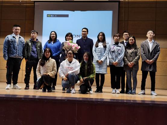 说明: 一群人站在一起描述已自动生成